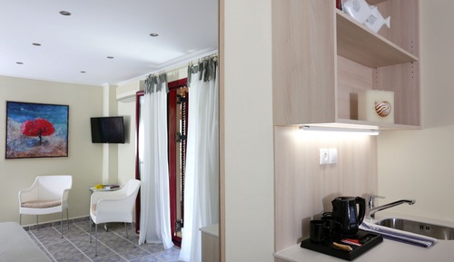 Chambre Supérieure avec lits jumeaux, bain à remous, vue partielle sur la mer