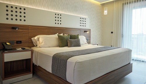 Chambre Standard, 1 très grand lit, balcon