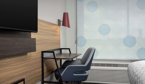 Chambre, 1 très grand lit, accessible aux personnes à mobilité réduite, baignoire