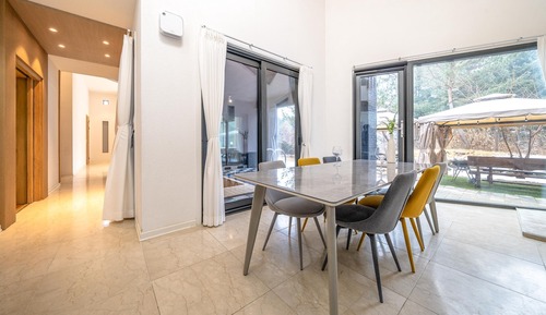 Chambre, 3 chambres (Yellow Room)