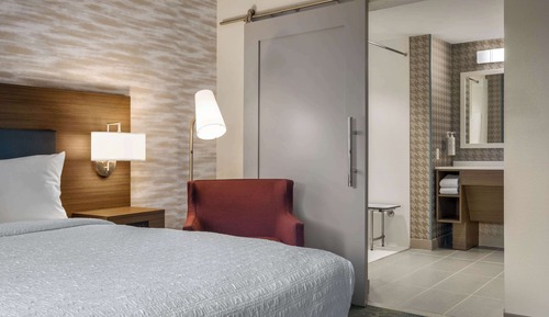 Studio, 1 très grand lit (Mobility & Hearing, Roll-in Shower)