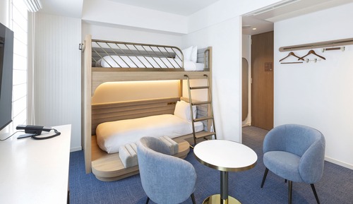 Chambre Quadruple, non-fumeurs, en angle (Shower Booth)