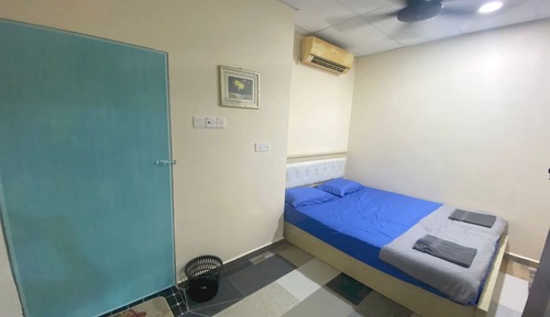 Chambre, salle de bains commune