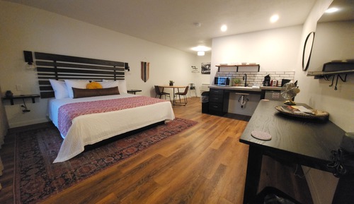 Chambre, 1 très grand lit, accessible aux personnes à mobilité réduite, coin cuisine