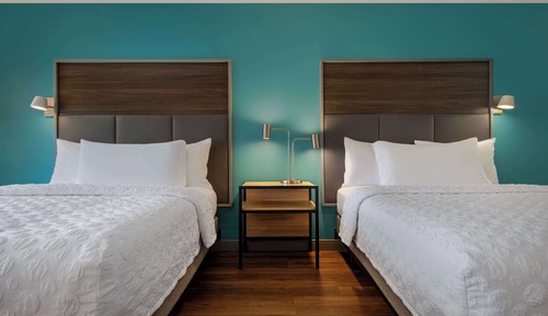 Chambre, 2 grands lits, accessible aux personnes à mobilité réduite, baignoire
