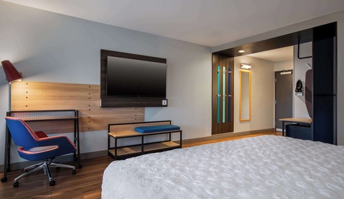 Chambre, 1 très grand lit, accessible aux personnes à mobilité réduite, baignoire