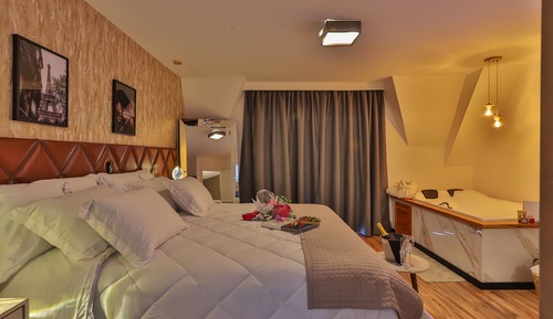 Chambre Double Supérieure, 1 très grand lit, non-fumeurs, baignoire à jets