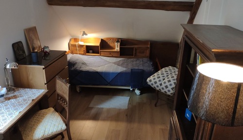 Chambre avec lits jumeaux, salle de bains commune (Chambre Clocher)