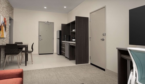 Suite, 1 très grand lit (Mobility & Hearing, Roll-in Shower)