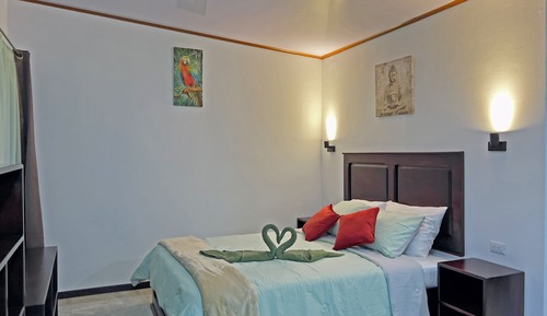 Cabane Confort, 1 grand lit et 1 canapé-lit, coin cuisine, vue jardin