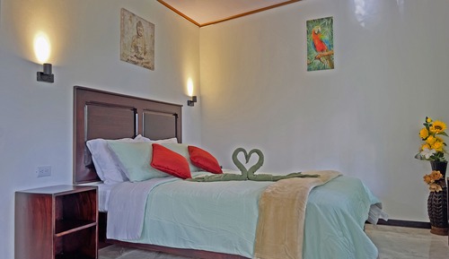 Cabane Confort, 1 grand lit et 1 canapé-lit, coin cuisine, vue jardin