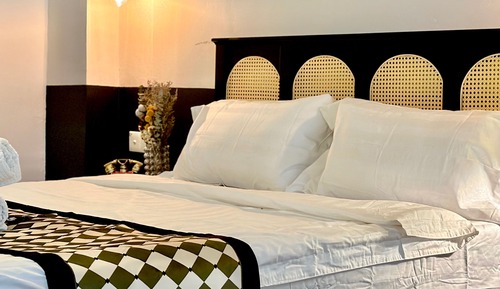 Chambre, 2 grands lits, salle de bains privée