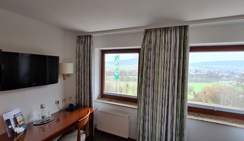 Chambre Double Économique pour 1 personne (bathroom outside the room)