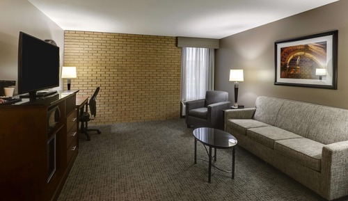 Suite, 1 très grand lit et 1 canapé-lit, accessible aux personnes à mobilité réduite (2 Rooms, Tub)