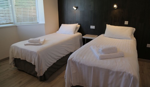 Chambre Quadruple Standard, salle de bains attenante (Double 2 and Single beds)