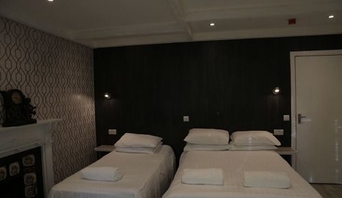 Chambre Supérieure avec lits jumeaux, salle de bains commune