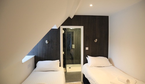 Chambre Triple Standard, salle de bains attenante