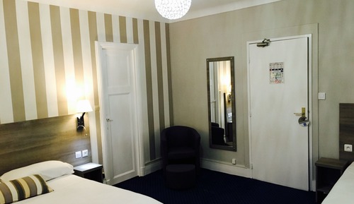 Chambre Standard, plusieurs lits, non-fumeurs, baignoire