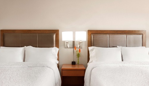 Chambre, 2 grands lits, vue montagne