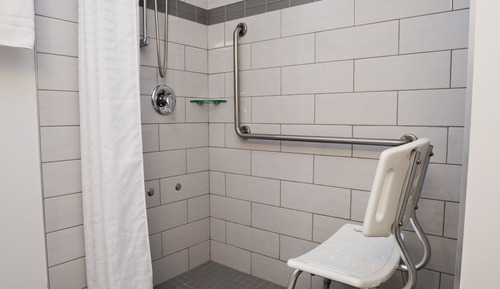 Chambre Sénior, 1 grand lit, non-fumeurs, salle de bains privée