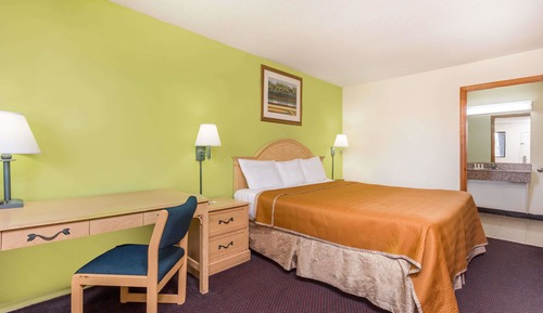 Chambre Standard, 1 très grand lit, fumeurs, réfrigérateur et four à micro-ondes