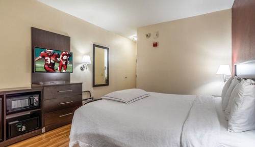 Chambre Premium, 1 très grand lit (Upgraded Bedding & Snack, Smoke Free)