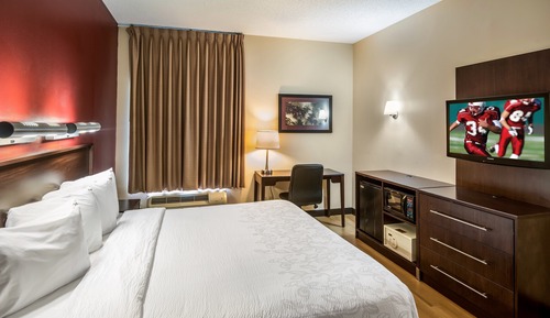 Chambre Affaires, 1 très grand lit, accessible aux personnes à mobilité réduite (Smoke Free)