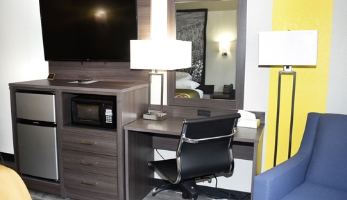 Chambre, 1 très grand lit, accessible aux personnes à mobilité réduite (Mobility, Tub w/Grab Bars)