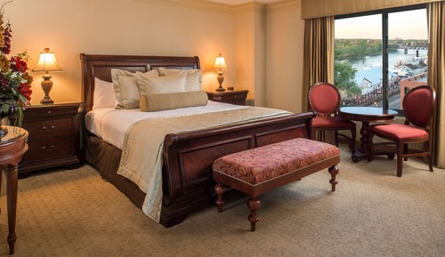 Suite, 1 très grand lit, accessible aux personnes à mobilité réduite (2 Room Governor Corner Suite)