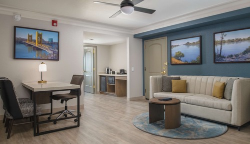 Suite, 1 très grand lit, accessible aux personnes à mobilité réduite (2 Room Suite, Roll-In Shower)