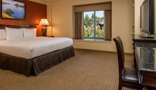 Suite, 1 très grand lit, en angle (2 Room Governor Suite, Roll-In Shower)