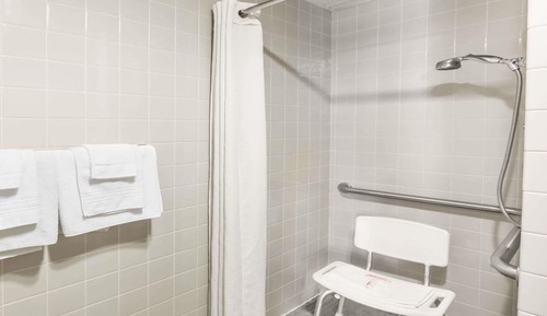 Chambre, 1 grand lit, accessible aux personnes à mobilité réduite, non-fumeurs (Mobility Accessible)