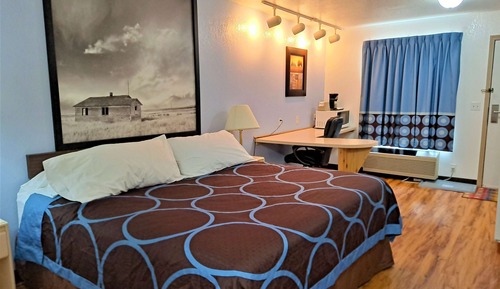Chambre, 1 très grand lit, four à micro-ondes