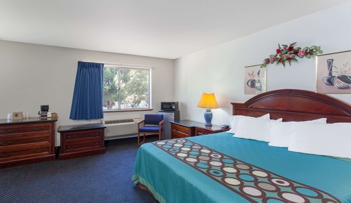 Chambre, 1 très grand lit, accessible aux personnes à mobilité réduite (Mobility/Hearing)