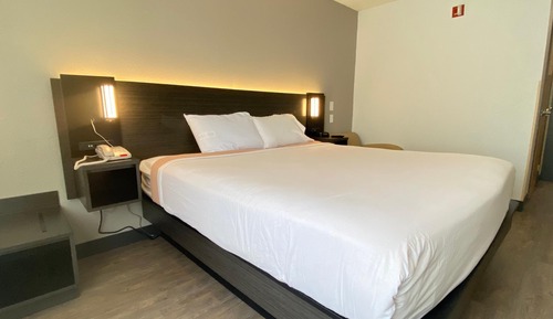 Chambre Standard, 1 très grand lit, non-fumeurs (Non-Accessible)