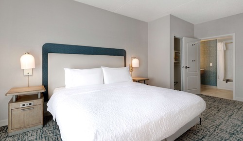 Suite, 1 très grand lit, non-fumeurs (Mobility & Hearing, Roll-in Shower)