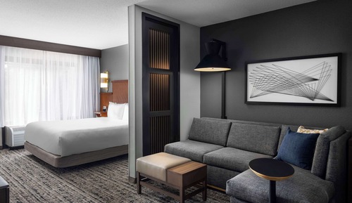 Chambre, 1 très grand lit, accessible aux personnes à mobilité réduite (Roll-In Shower)