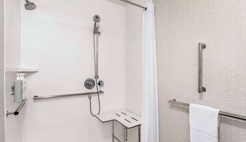 Chambre, 2 grands lits (Mobility & Hearing, Roll-In Shower)