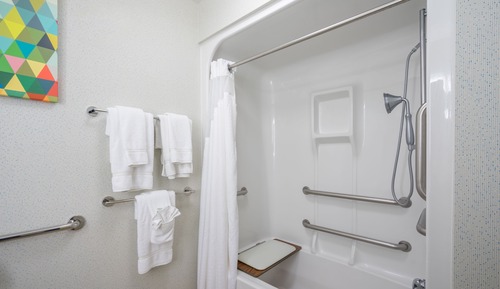 Chambre Standard, 1 grand lit, accessible aux personnes à mobilité réduite (Accessible Tub)