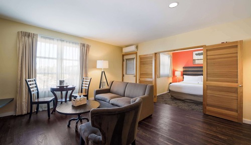 Suite, 1 très grand lit et 1 canapé-lit, accessible aux personnes à mobilité réduite, non-fumeurs