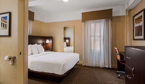 Chambre Standard, 1 grand lit, non-fumeurs, réfrigérateur et four à micro-ondes