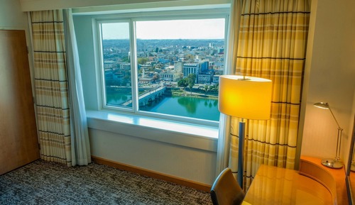 Chambre, 1 très grand lit, vue fleuve