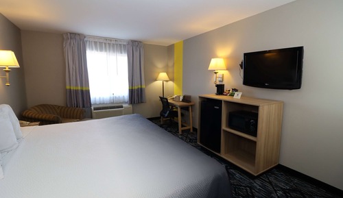 Chambre Standard, 1 très grand lit, réfrigérateur et four à micro-ondes
