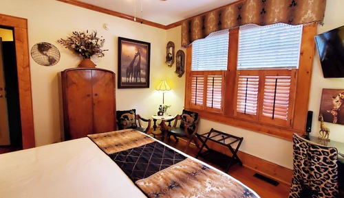 Chambre (Brass Giraffe)