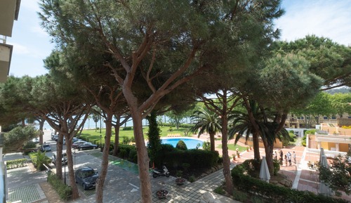 Chambre Triple, balcon, vue piscine