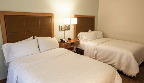 Chambre, 2 lits doubles, accessible aux personnes à mobilité réduite, baignoire