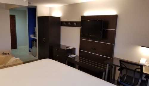 Chambre Standard, 1 très grand lit, baignoire à jets