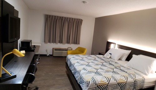 Chambre Deluxe, 1 très grand lit, non-fumeurs, réfrigérateur et four à micro-ondes