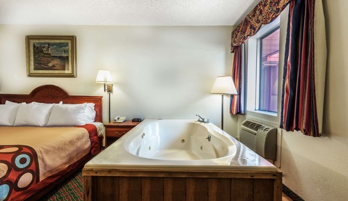 Suite, 1 très grand lit, baignoire à jets