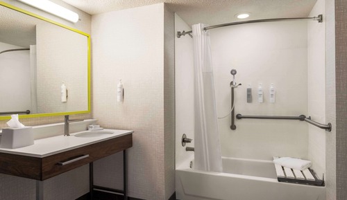 Chambre, 1 très grand lit, accessible aux personnes à mobilité réduite, baignoire